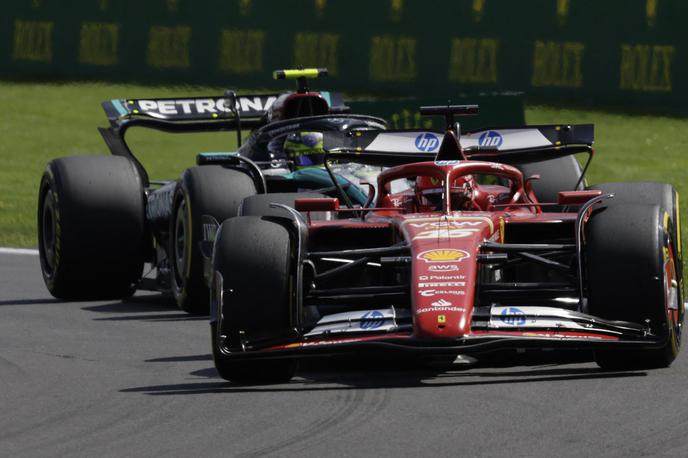 Spa Charles Leclerc Lewis Hamilton Ferrari |  Charles Leclerc je v tretjem krogu izgubil vodstvo, prehitel ga je Lewis Hamilton. | Foto Reuters