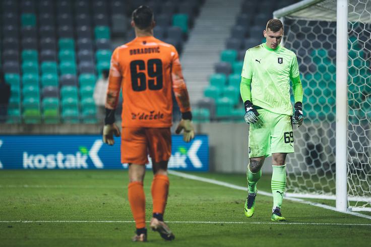 Tako Matko Obradović kot tudi Matevž Vidovšek, sicer dobra prijatelja, sta ubranila po dve enajstmetrovki. | Foto: Grega Valančič/Sportida