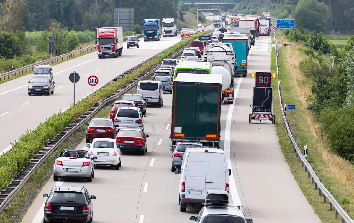 zastoji na cesti, kolona vozil, promet, cesta | Zastoji na slovenskih avtocestah.  | Foto Shutterstock