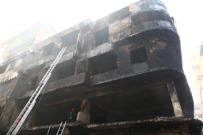 Daka požar Bangladeš | Po poročanju britanskega BBC je umrlo najmanj 78 ljudi, med njimi so tudi ljudje, ki so bili v bližini zgradb, udeleženci zabave in gostje restavracij, so povedali gasilci. Okoli 50 jih je ranjenih, od tega jih je več v kritičnem stanju.  | Foto Reuters