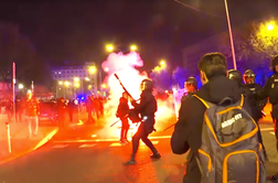 Po hudi železniški nesreči v Španiji izbruhnil protest: v policiste metali steklenice in bakle