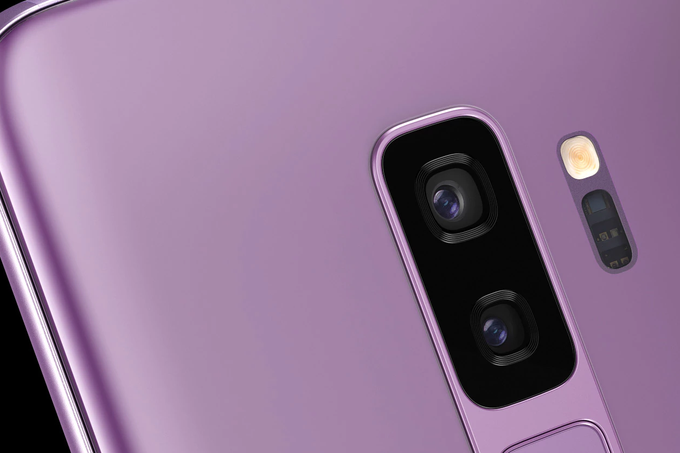 Večji od novincev, model Galaxy S9+, je tudi prvi pametni telefon v osemletni zgodovini serije Galaxy S, ki ima dvojni fotoaparat. Nastal je po vzoru lanskega Galaxy Note 8 in bo namenjen optični povečavi slike. "Navadni" Galaxy S9 še naprej vztraja pri samo enem fotografskem objektivu.  | Foto: Samsung