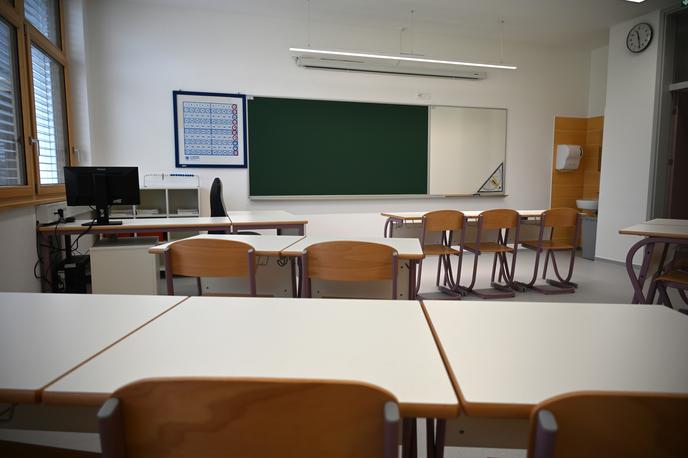 šolska učilnica | Učenec je nož v šolo prinesel v šolski torbi. | Foto STA