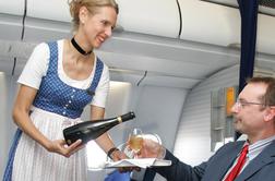 Brez alkohola na letalih: celo Rusi in Finci ne točijo več vodke