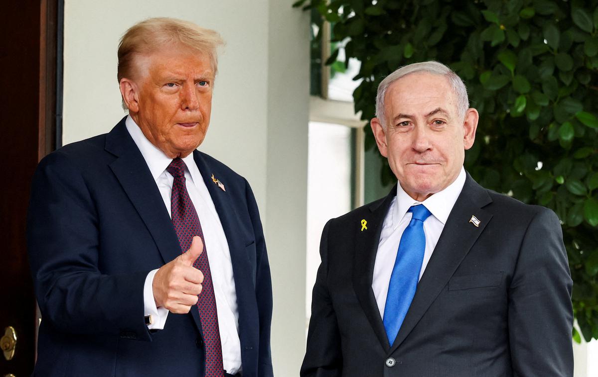 Donald Trump, Benjamin Netanjahu | Ameriški predsednik Donald Trump se je danes v nagovoru vojaškim voditeljem ZDA pohvalil, da je končal sedem vojn in bo tudi osmo, če palestinsko gibanje Hamas sprejme njegov mirovni načrt za Gazo. Kljub temu da si želi Nobelove nagrade za mir za ZDA, pričakuje, da jo bodo podelili nekomu drugemu, kar bo po njegovih besedah žalitev za ZDA. | Foto Reuters