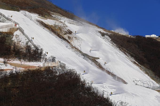 Na olimpijskih progah je samo umeten sneg. Temperature sicer so zimske, a območje tako sušno, da le redko sneži. | Foto: Reuters