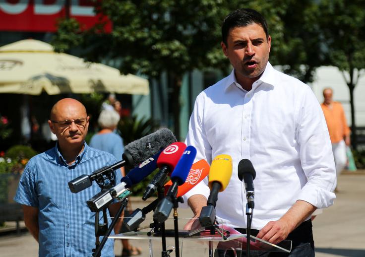 Davor Bernardić izhaja iz delavske družine, zato rad poudarja svoja socialdemokratska prepričanja. Če bo postal hrvaški premier, bi šel najprej v Slovenijo. | Foto: Reuters