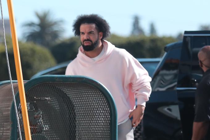 Drake je pogosto v Los Angelesu, kjer se je nedavno s posebno pričesko podal proti studiu. | Foto: Profimedia