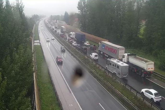 promet | Ponekod po Sloveniji močno dežuje, na cestah je lahko večja količina vode. Prilagodite hitrost in način vožnje trenutnim razmeram na cesti. | Foto Dars/Promet.si