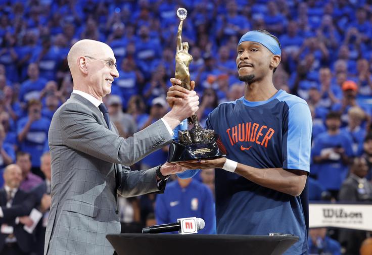 Shai Gilgeous-Alexander s trofejo za naziv MVP | Foto: Reuters
