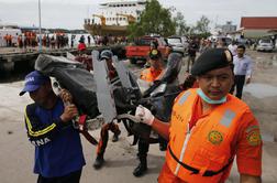 Potapljači našli trupla z letala AirAsia še pripeta na sedeže