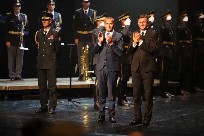 Direktor SNG Maribor Danilo Rošker s predsednikom republike Borutom Pahorjem, ki je mariborskemu gledališču vročil zlati red za zasluge | Foto: Mediaspeed