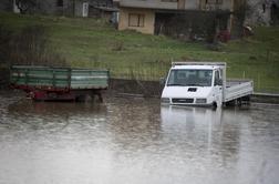 Reportaža iz vasi Bač, kjer se bojujejo s poplavnimi vodami (foto)