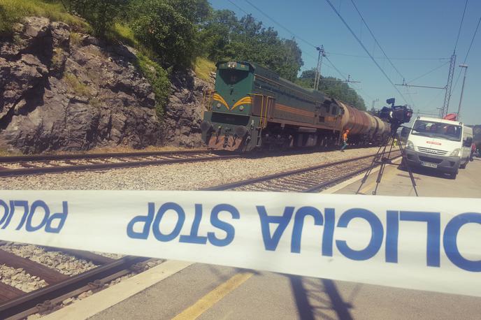 nesreča vlaka | V nesreči vlaka je v tla na vodovarstvenem območju izteklo okoli devet tisoč litrov kerozina. | Foto Igor Krmelj