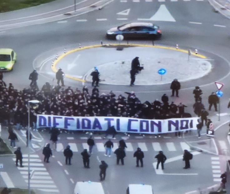 Navijači na poti na stadion | Foto: PU Celje