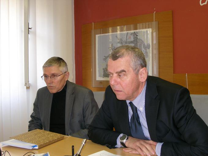 Peter Tevž (desno) je bil lastnik papirnice Radeče, ki je leta 2012 končala v stečaju. Na fotografiji poleg njega Janez Pezdirc, tedanji direktor splošno kadrovskega sektorja v papirnici. | Foto: STA ,