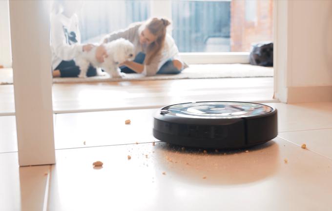 iRobot se inteligentno giba po prostoru in brezhibno očisti vsak kotiček doma, tudi okrog pohištva in pod njim. | Foto: 