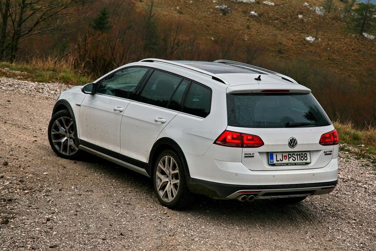 Golf alltrack je vedno tudi variant. Torej kombi oziroma karavan z velikim in uporabnim prtljažnikom. | Foto: Vinko Kernc