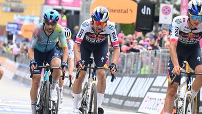 Težak dan za Primoža Rogliča na Giru, Carlos Verona zmagal za nesrečnega Cicconeja