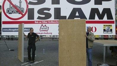 V Kölnu protesti skrajnih desničarjev in levičarjev