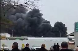 Iran zadel izraelsko tovarno, dim se dviga kilometre visoko #vŽivo