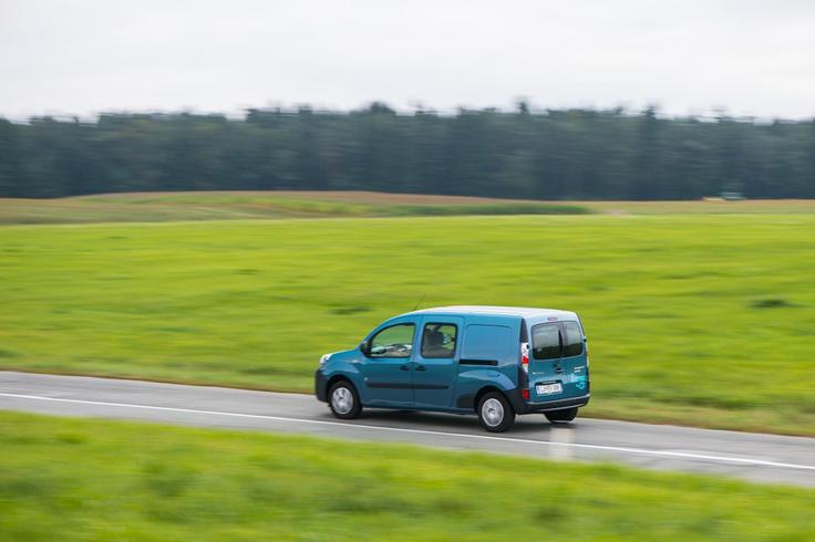 Renault kangoo Z.E. je petsedežni dostavnik s podaljšanim tovornim prostorom in z izključno električnim pogonom. Popolnoma izpraznjena baterija se povsem napolni v osmih do 12 urah, odvisno od vrste polnilnice, v treh urah in pol pa do 50-odstotne napolnjenosti. | Foto: 