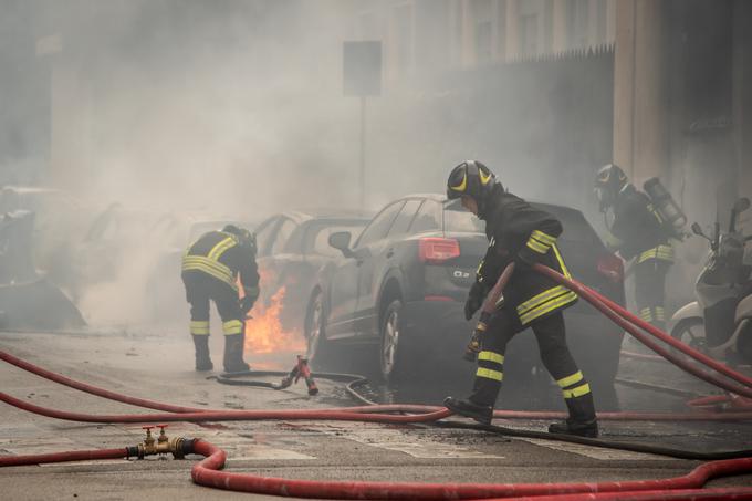 Po eksploziji je zagorelo več vozil.  | Foto: Profimedia