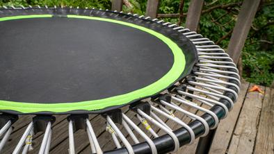 NIJZ: Na trampolinu naj skače samo en otrok