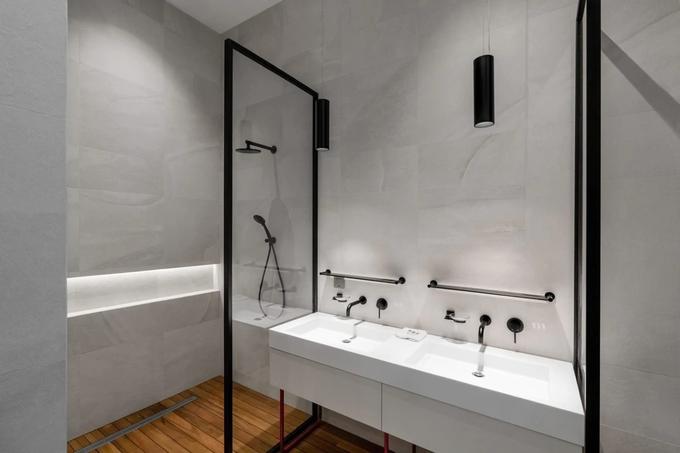 Povsem usklajena kopalnica – stena s prho s črnim profilom, črni dodatki in armature Meir. | Foto: 