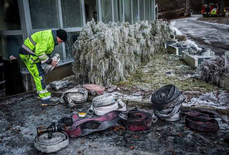 Gostje se bodo lahko po svoje stvari vrnili po pregledu kriminalistov, po neuradnih podatkih naj bi se to zgodilo okoli 13. ure. | Foto: Vid Ponikvar