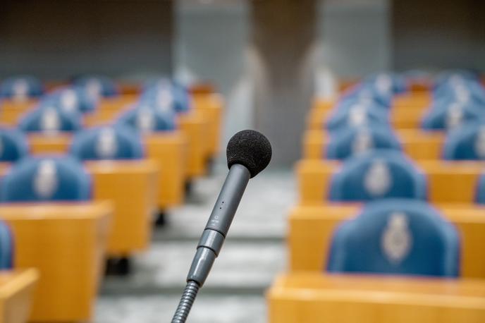 Mikrofon parlament | Disciplinski opomin Francu Jožefu Smrtniku, poslancu v deželnem zboru v Celovcu, ker je v svojem govoru uporabil tri slovenske besede, ni nikogar pretirano vznemiril. "Z desne je celo padalo, da gre za umetno in nepotrebno razburjenje. Nespoštovanje pravic in dostojanstva slovenske narodne manjšine je ob ponavljanju prešlo v stalnico, v normalo. SDS, stranka, ki pred marčevskimi volitvami kotira najvišje, se rada sklicuje na pomen slovenskega jezika. Pripisuje mu konstitutivno in identitetno težo naroda. Ni se pa ji zdelo vredno, da bi komentirala kaznovanje poslanca," komentira Majda Širca. | Foto Shutterstock