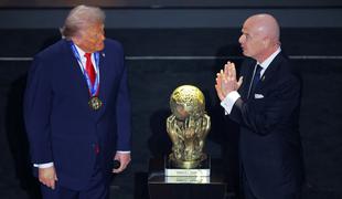 Zgodovinski žreb v Washingtonu, pred njim darilo za Trumpa