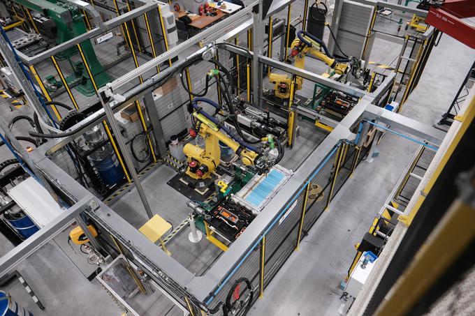 V Revozu so avgusta odprli posebno proizvodnjo linijo za sestavo baterij in izdelavo električnega twinga. Celotna naložba je bila vredna 4,8 milijona evrov. | Foto: Renault