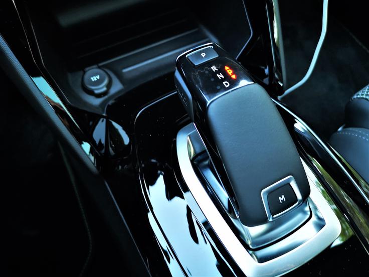 Peugeot 208 Hvalimo osemstopenjski samodejni menjanik, ki se avtomobilu poda precej bolje od ročnega menjalnika. Ročica pri električnemu enostopenjskemu menjalniku je enaka. | Foto: Gregor Pavšič