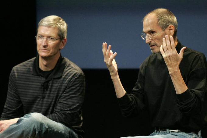 Tim Cook in Steve Jobs, julij 2010. To je tudi ena od zadnjih uradnih fotografij Steva Jobsa pred smrtjo 5. oktobra 2011. Cook je bil sicer eden od redkih prijateljev Steva Jobsa iz vrst Appla, je v Jobsovi biografiji leta 2011 razkril pisatelj Walter Isaacson. Ko je Cook nekoč izvedel, da Jobs nujno potrebuje presaditev jeter, mu je takoj ponudil svoja, a ga je Jobs zavrnil s pojasnilom, da mu ravno zaradi prijateljstva nikoli ne bi dovolil takšnega žrtvovanja. | Foto: Reuters