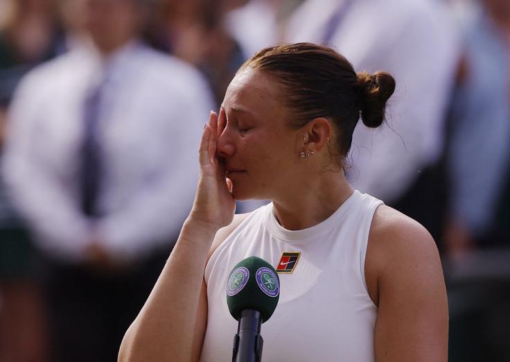 Po finalu objokana Amanda Anisimova je zanimivo v prvem krogu proti Juliji Putincevi slavila prav s 6:0, 6:0. Doslej je sedemkrat igrala v finalu turnirjev WTA in na grand slamih, ima pa tri lovorike. Zadnjo je osvojila v Dohi februarja. | Foto: Reuters