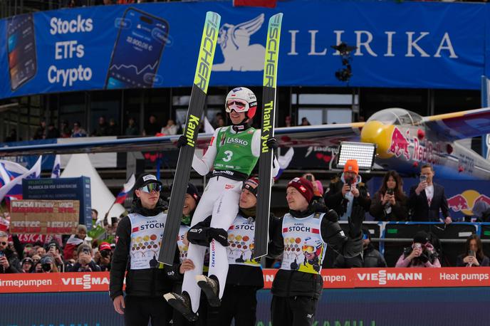 Kamil Stoch | Kamil Stoch je v Planici pomahal v slovo in na Letalnici bratov Gorišek sklenil izjemno športno pot. | Foto Guliverimage