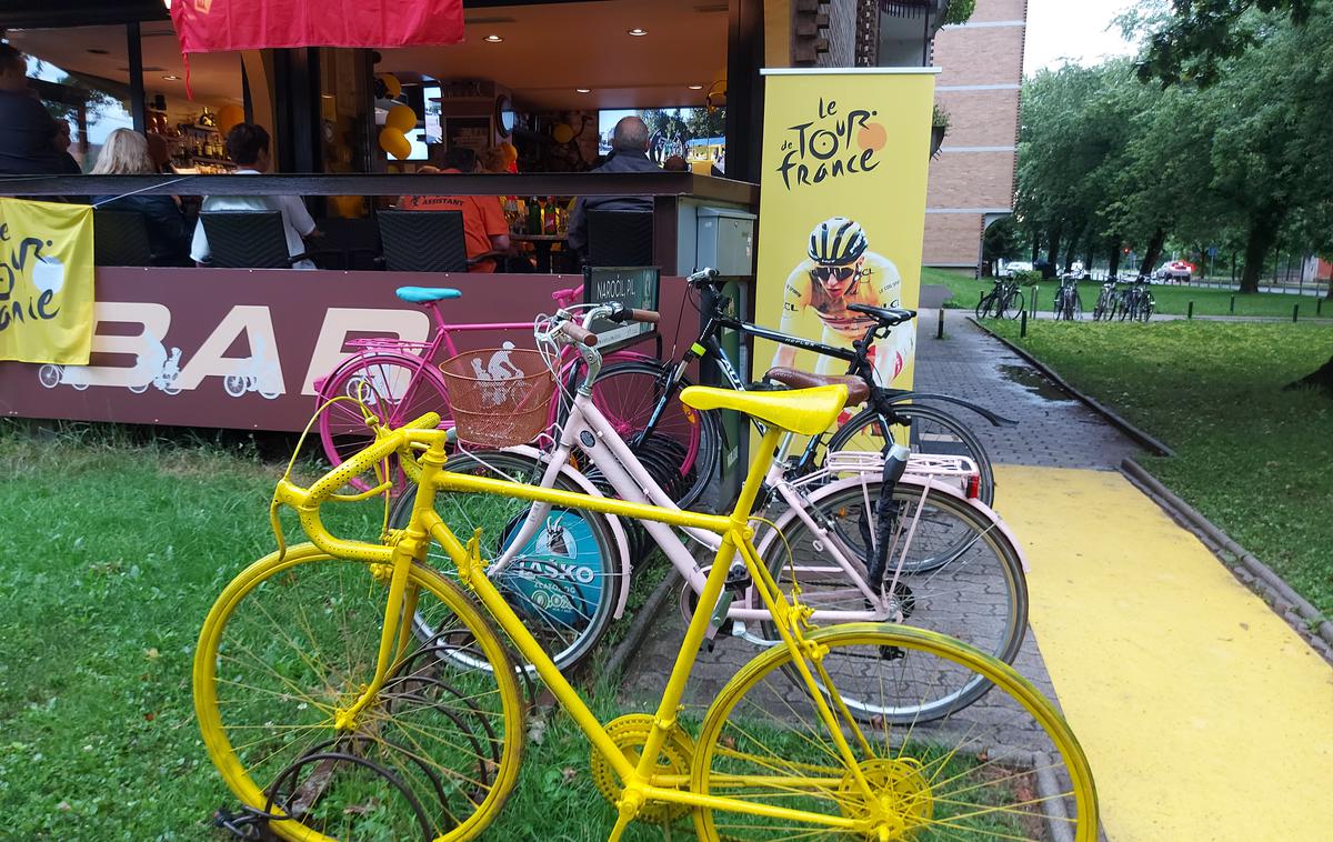 velo bar | Že na daleč se vidi, da Velo bar diha s kolesarjenjem. | Foto Boštjan Boh