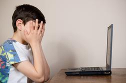 Med zlorabljenimi otroki na spletu skoraj tretjina dečkov