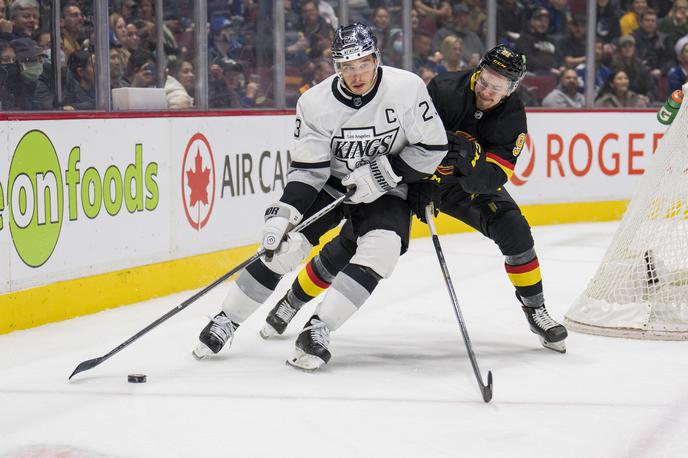 Anže Kopitar Dustin Brown | Dustin Brown je na svoji zadnji tekmi rednega dela v karieri znova nosil črko C. V znak spoštovanja veličastne kariere mu jo je za tekmo v Vancouvru predal Anže Kopitar. | Foto Reuters