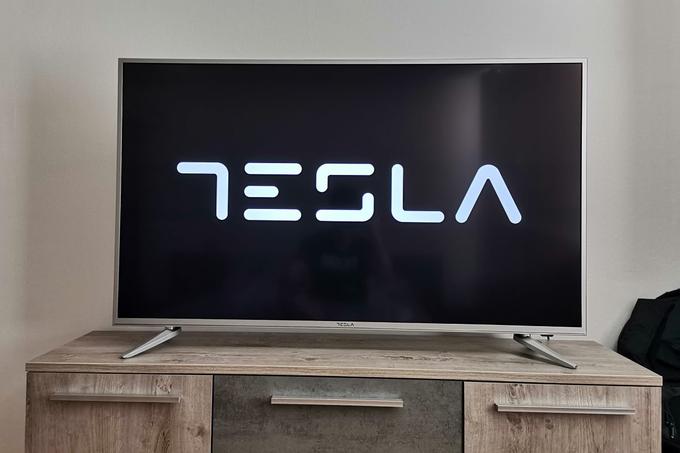 Znamka Tesla je ime seveda dobila po znanstveniku Nikoli Tesli. Srbi pod istim imenom sicer prodajajo tudi pametne telefone nižjega cenovnega razreda, tablične računalnike in klimatske naprave.  | Foto: Matic Tomšič