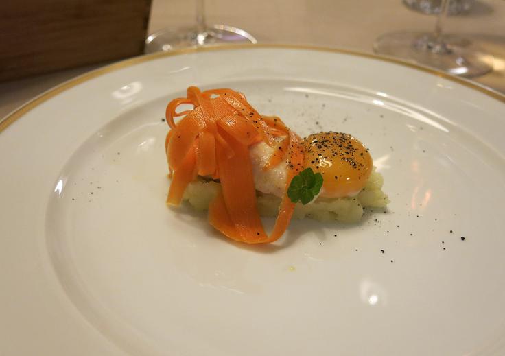 File brancina na krompirjevem pireju s konfitiranim rumenjakom in korenjem | Foto: Miha First