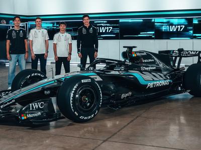 Srebrna puščica pet tednov pred prvo dirko v prednosti