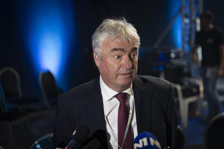 "Hočemo nekaj narediti, ne bomo pa tvegali s kakšno nizko večino, ker potem ne moreš niti normalno vladati, voditi izvršno oblast," je dejal poslanec v Evropskem parlamentu Milan Zver. | Foto: Bojan Puhek