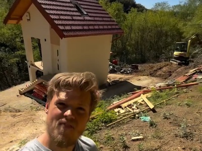 Justus Reid že tretji mesec obnavlja hišo za pet tisoč evrov: njen današnji videz vas bo sezul