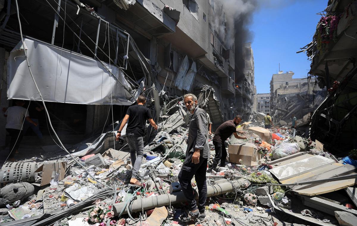 Gaza | V mednarodni skupnosti se medtem krepijo kritike na račun Izraela, predvsem zaradi onemogočanja dostav humanitarne pomoči v Gazo, kjer ljudi poleg vsakodnevnega bombardiranja vse bolj ogrožajo katastrofalne življenjske razmere, pomanjkanje osnovnih dobrin in huda lakota. | Foto Reuters
