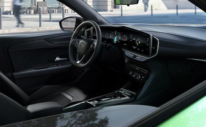 Dva digitalna zaslona brez prestavne ročice samodejnega menjalnika in fizična stikala za klimatsko napravo | Foto: Opel