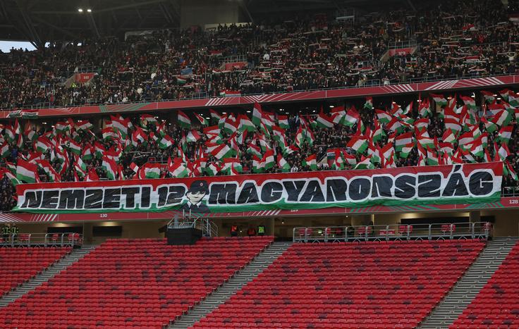 Madžarski navijači so poskrbeli za izjemno kuliso. Del stadiona je bil zaradi kazni prazen. | Foto: Reuters