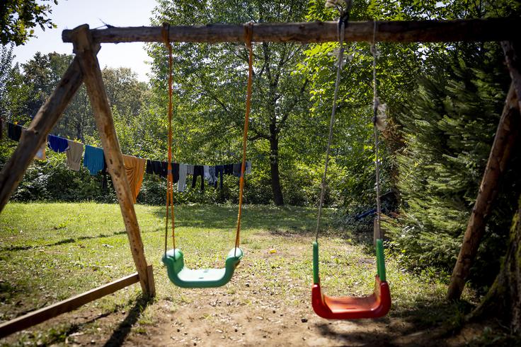 Organizaciji sta izrazili stališče tudi do predloga odvzema otrok kot odziv na kazniva dejanja staršev. Ta ukrep je po njuni presoji kršitev mednarodnih konvencij, človekovih pravic in slovenske zakonodaje. Na fotografiji je romsko naselje Trata v Kočevju. | Foto: Ana Kovač