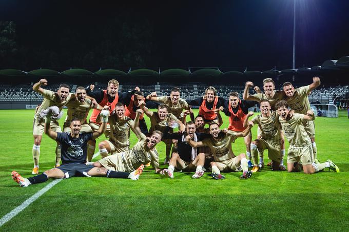Veselje nogometašev Mure po zadnji evropski zmagi, ko je v Fazaneriji padel Aarhus z 0:3. Slovenski pokalni zmagovalci so se tako uvrstili v 3. krog kvalifikacij za evropsko ligo. | Foto: Blaž Weindorfer/Sportida